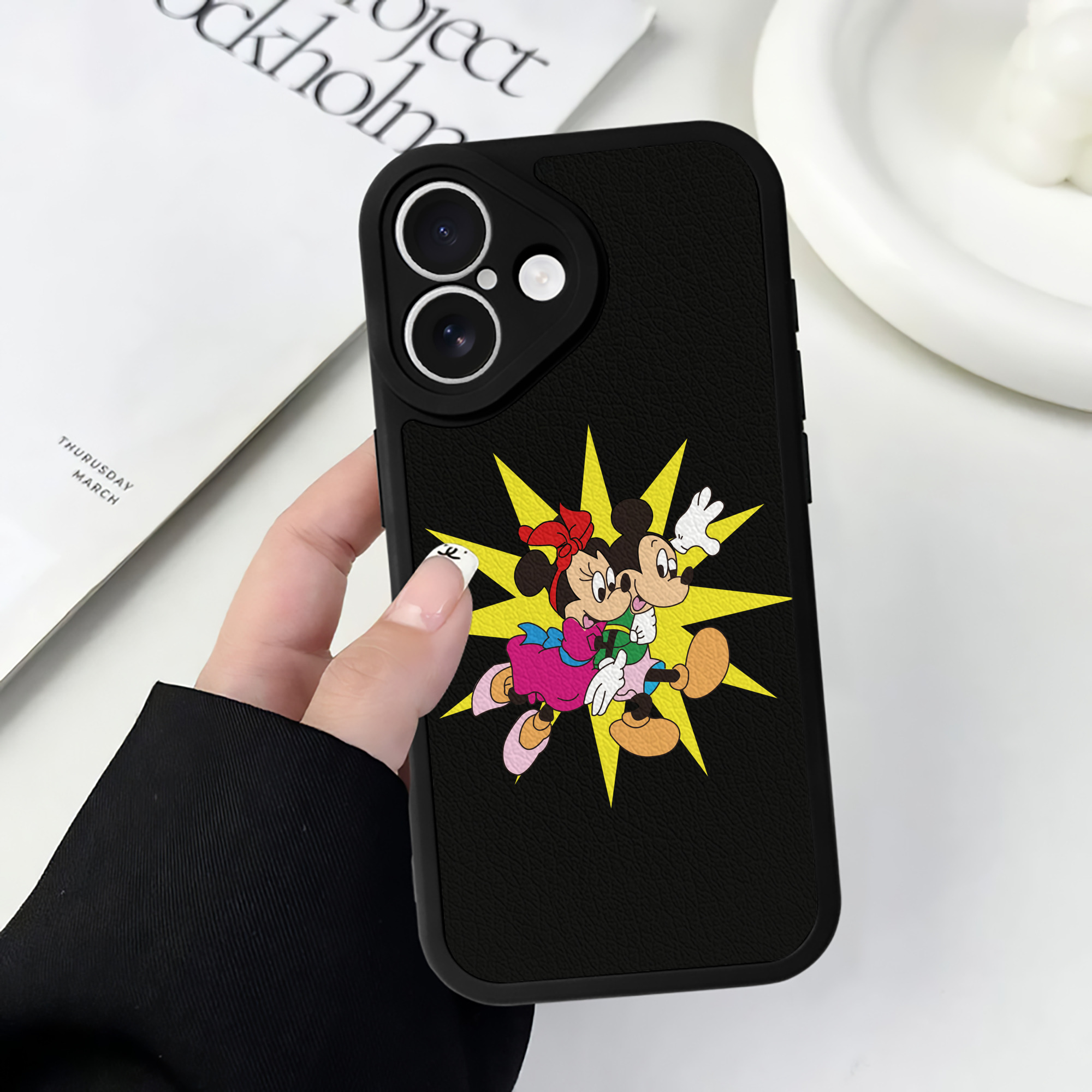 （画像用） ミッキーマウス Mickey Mouse 【iPhone 16シリーズ対応】シリコンスマホケース（レザー調） 材質：シリコン